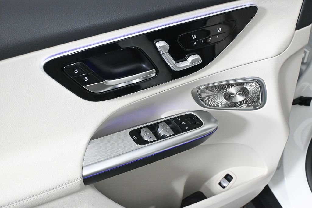 New 2026 Polar White Mercedes-Benz GLC 300 image 8