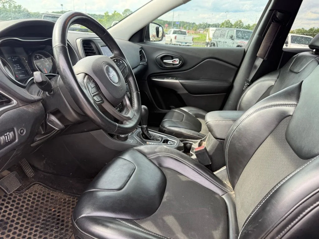 Used 2019 Silver Jeep Latitude Plus image 4
