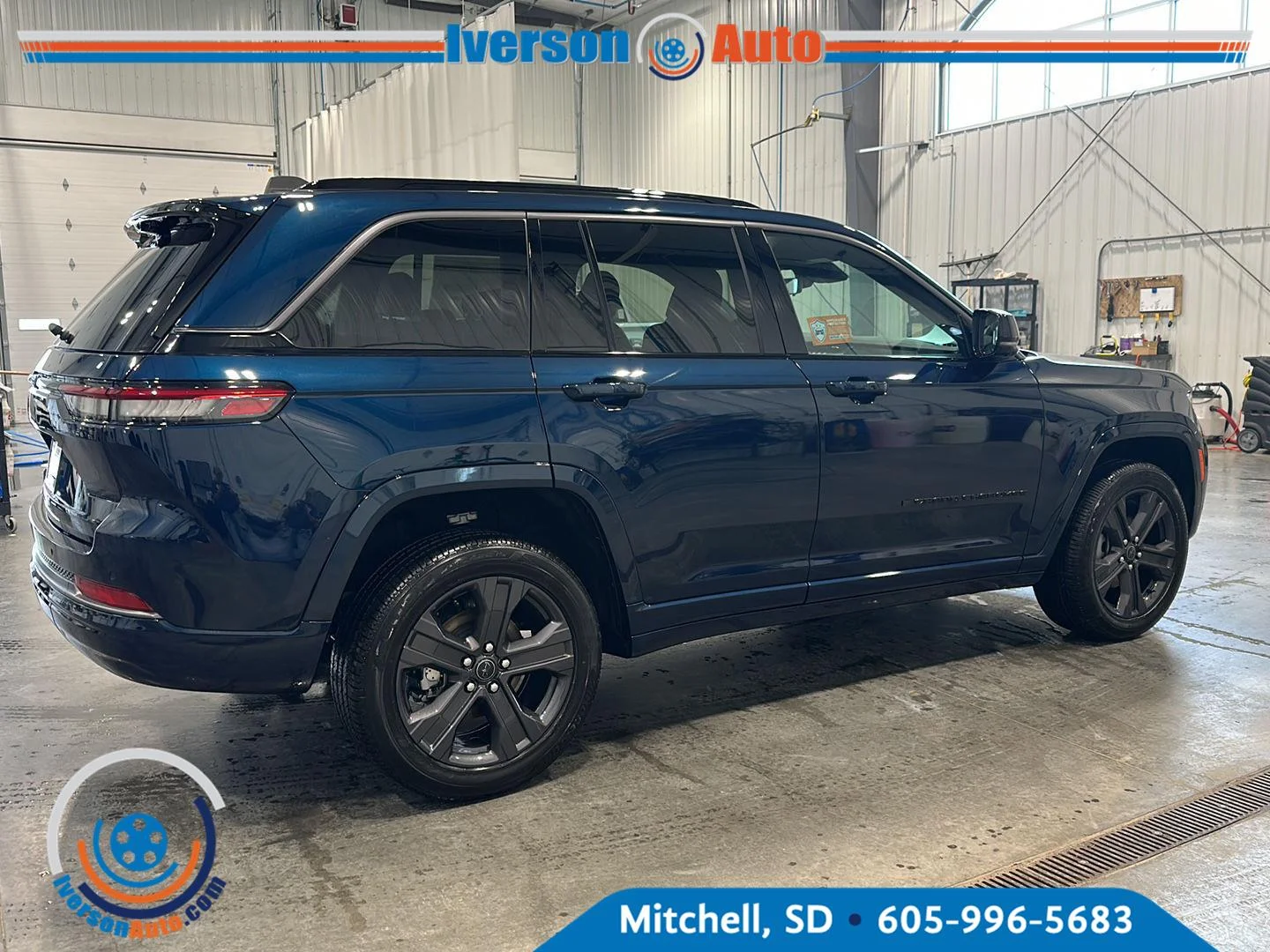 New 2027 Fathom Blue Pearl-Coat Paint Jeep Limited Reserve image 7