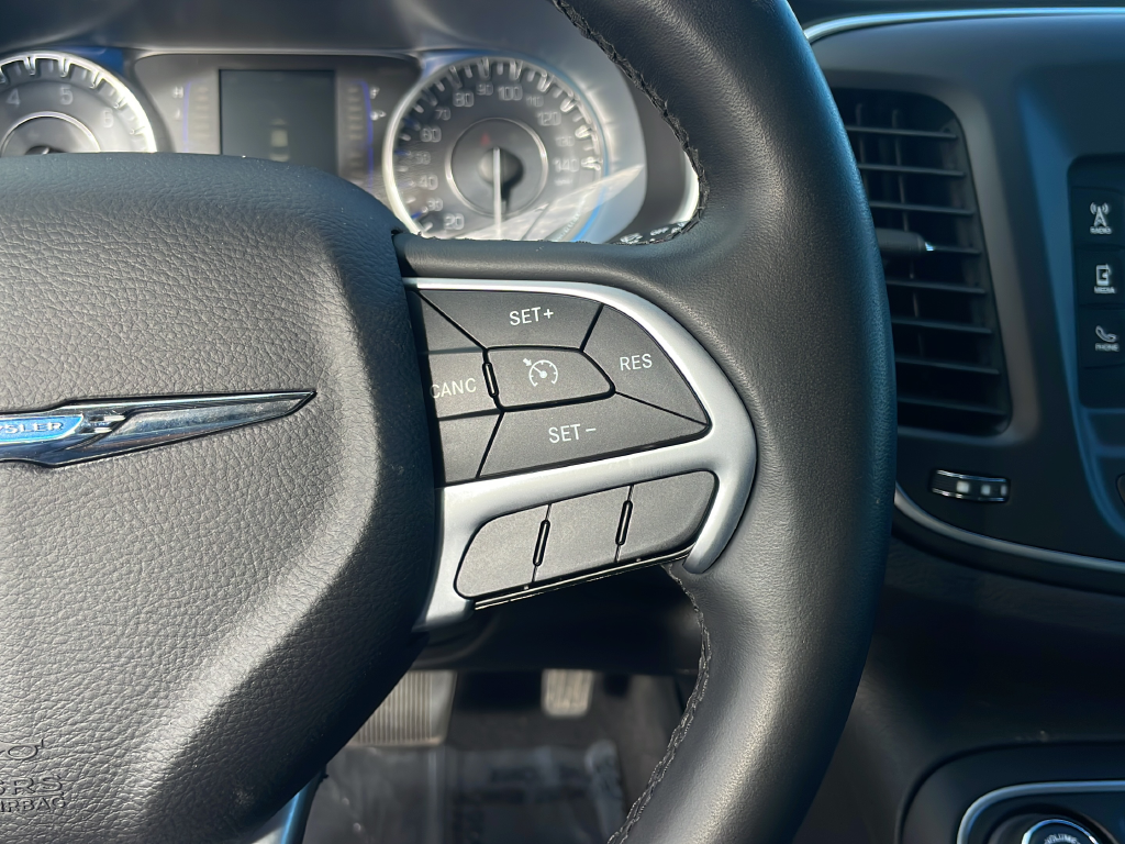 Used 2015 Red Chrysler Limited image 17