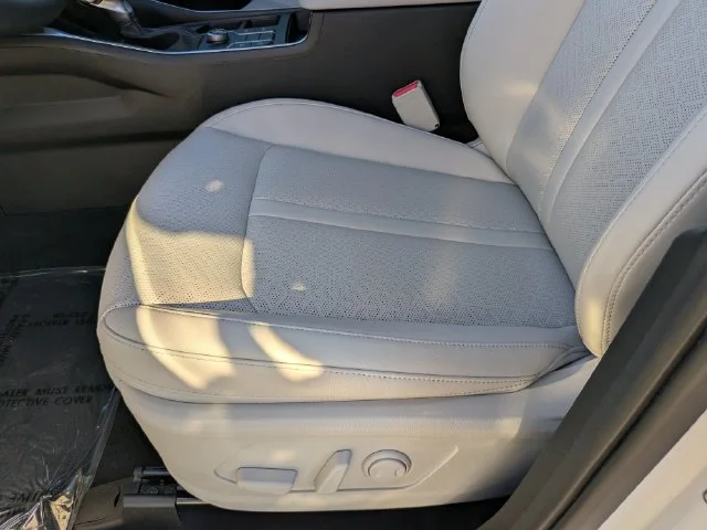Used 2023 White Kia S image 17