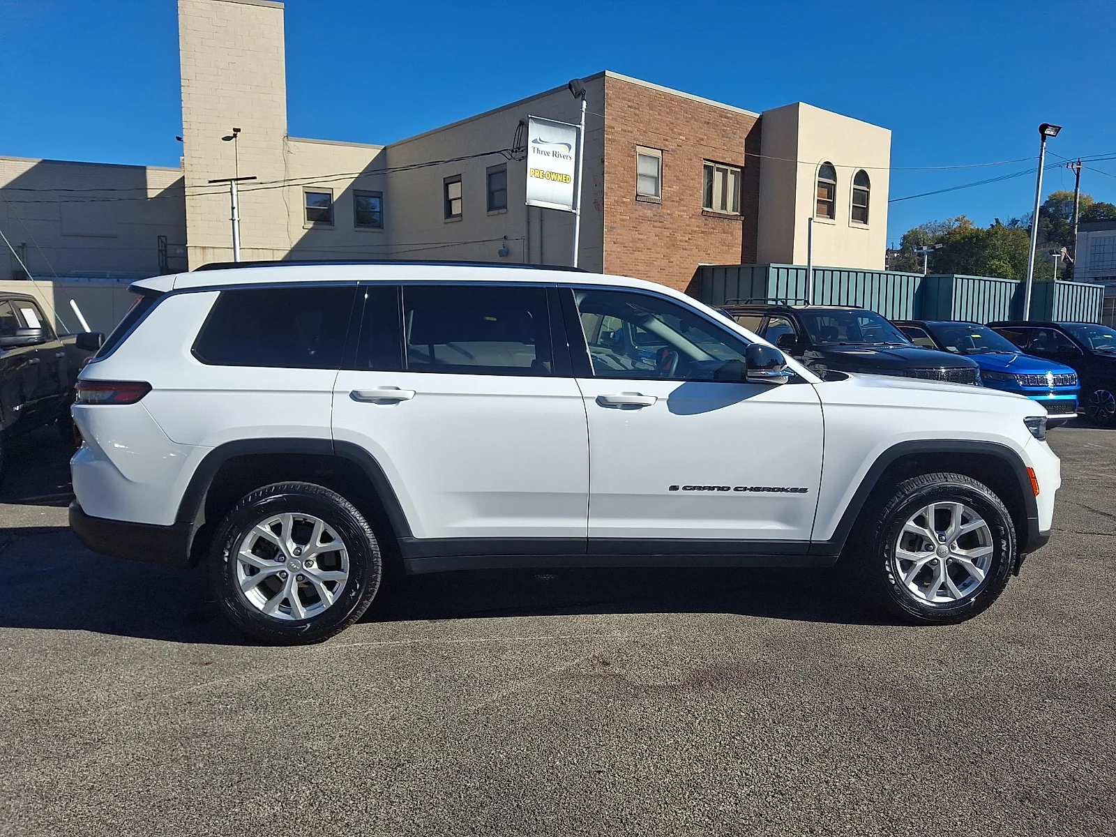 Used 2023 White Jeep Limited image 12