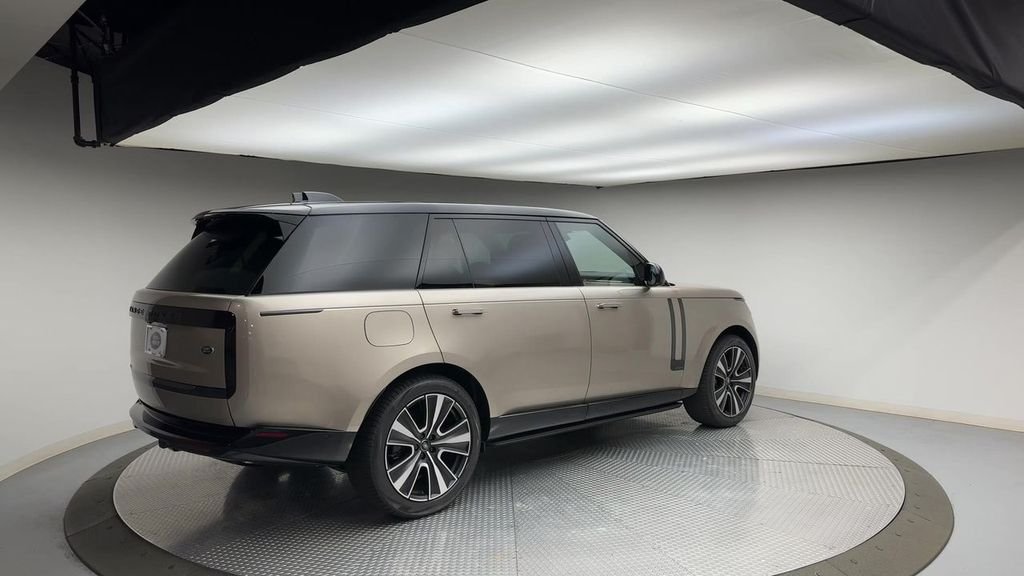 Used 2023  Land Rover Autobiography image 8