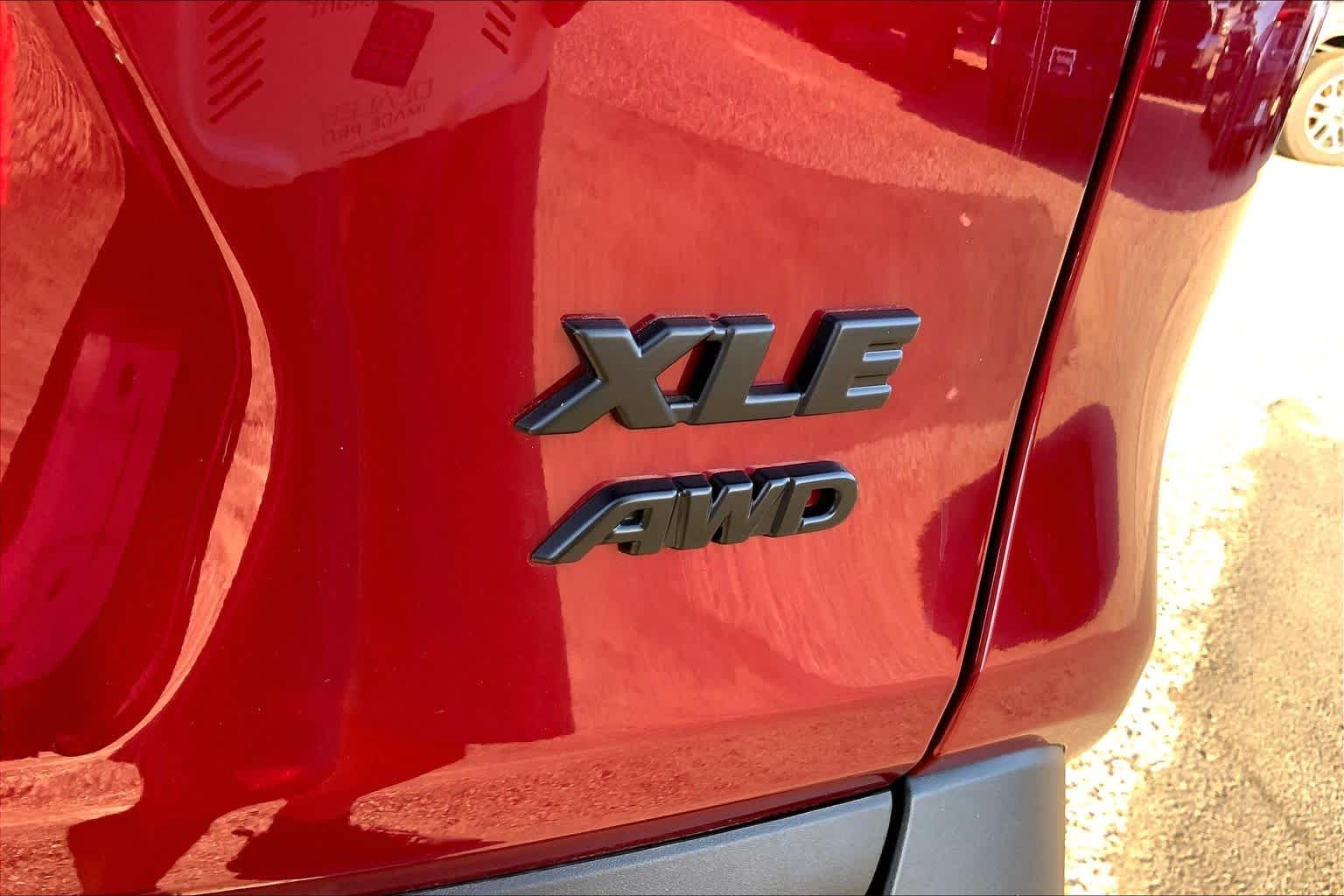 Used 2025 Ruby Flare Pearl Toyota XLE image 10