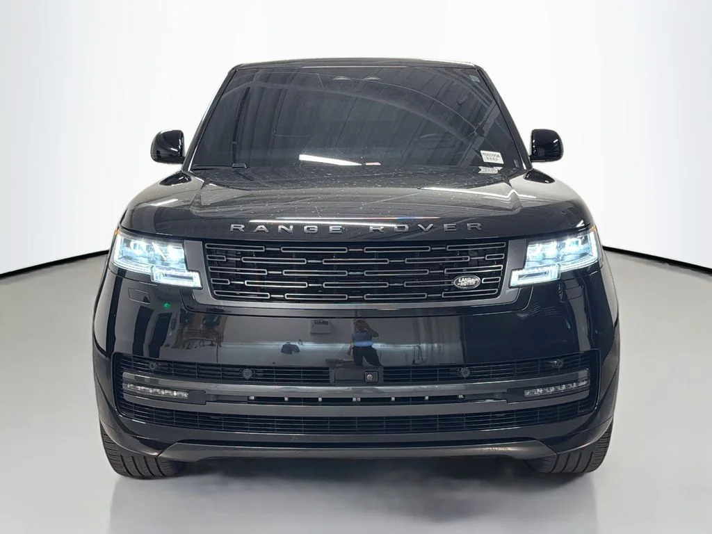 Used 2025  Land Rover SE image 6