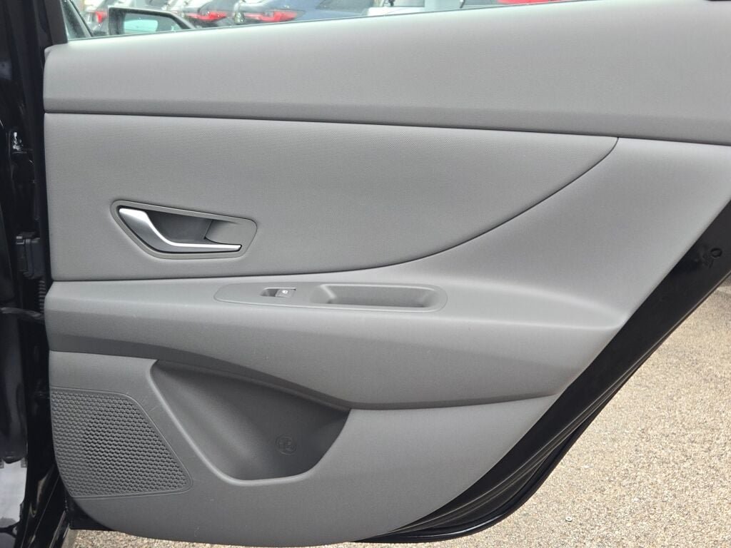 Used 2025 Black Hyundai SEL Convenience image 11