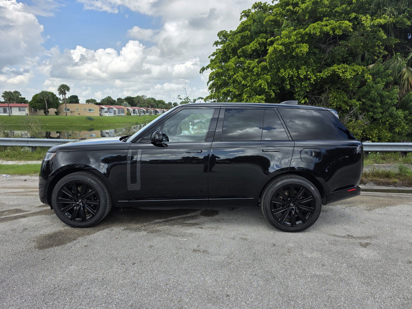 New 2027 Santorini Black Land Rover P550e SE image 7
