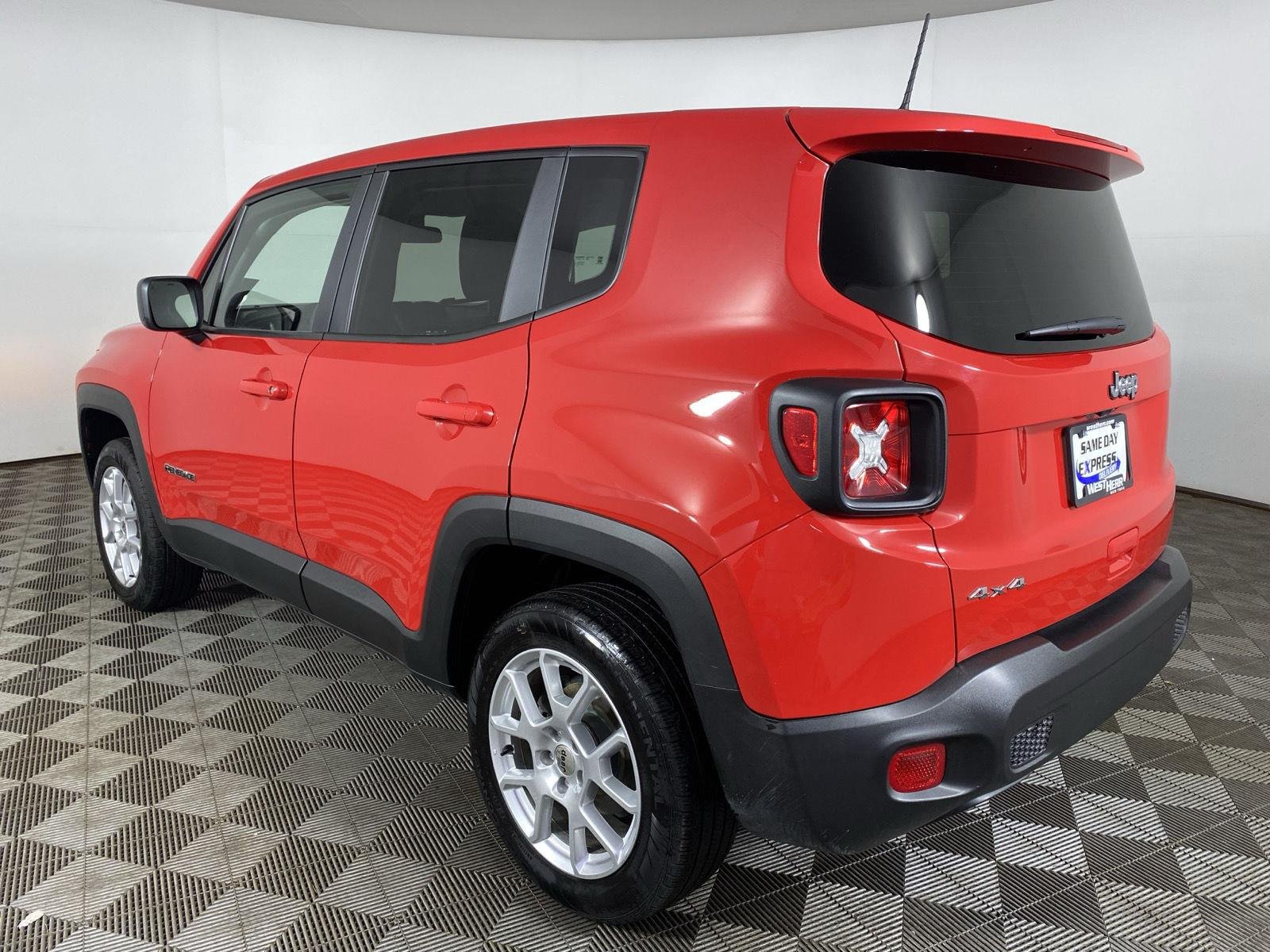Used 2023 Colorado Red Clearcoat Jeep Latitude image 5