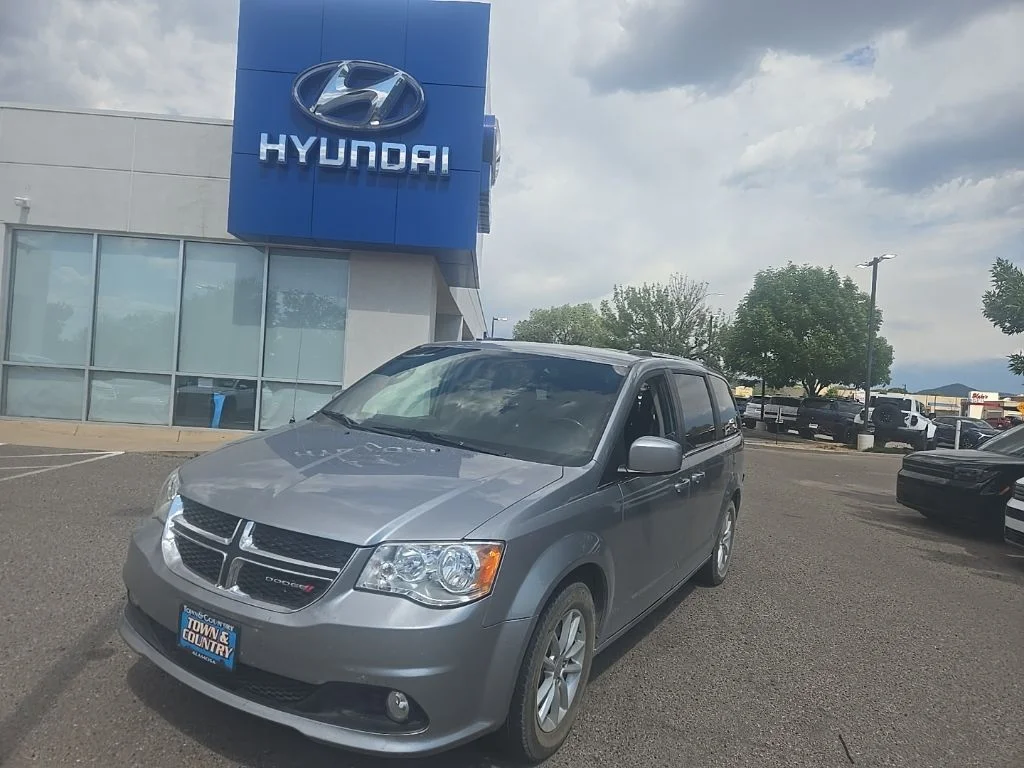 Used 2019 Silver Dodge SXT image 1