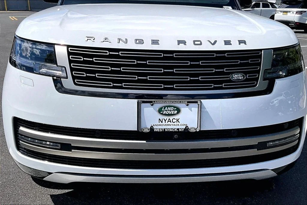 Used 2024 White Land Rover SE image 29