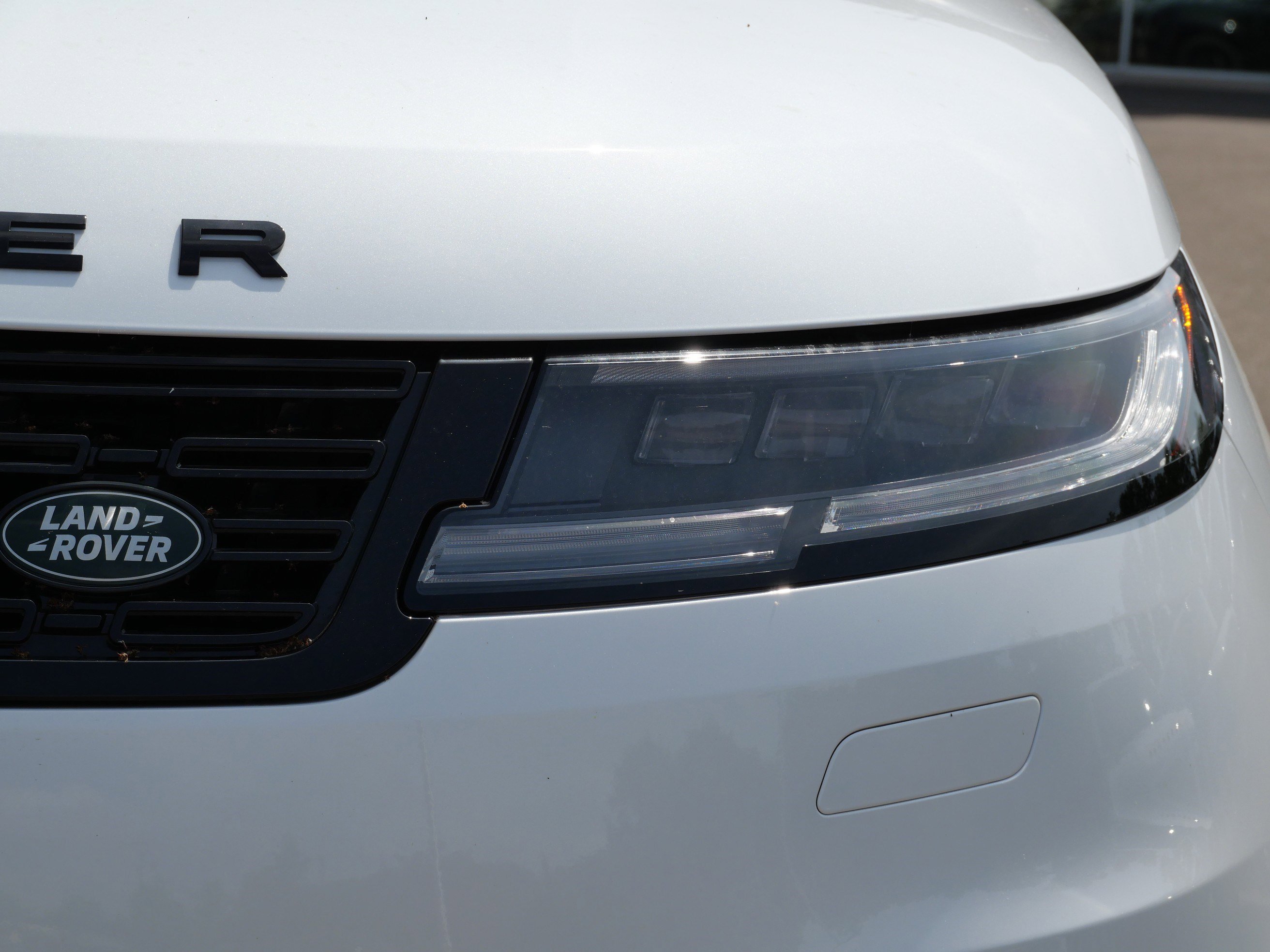 Used 2026 Ostuni Pearl White Premium Metallic Land Rover Autobiography image 9