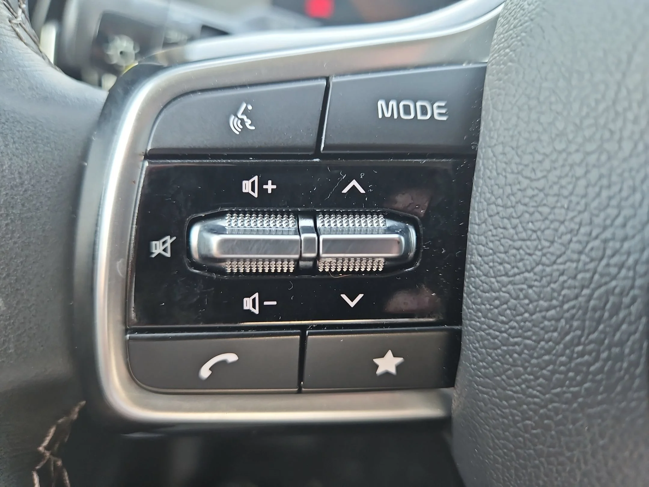 Used 2025 Wolf Gray Kia EX image 28