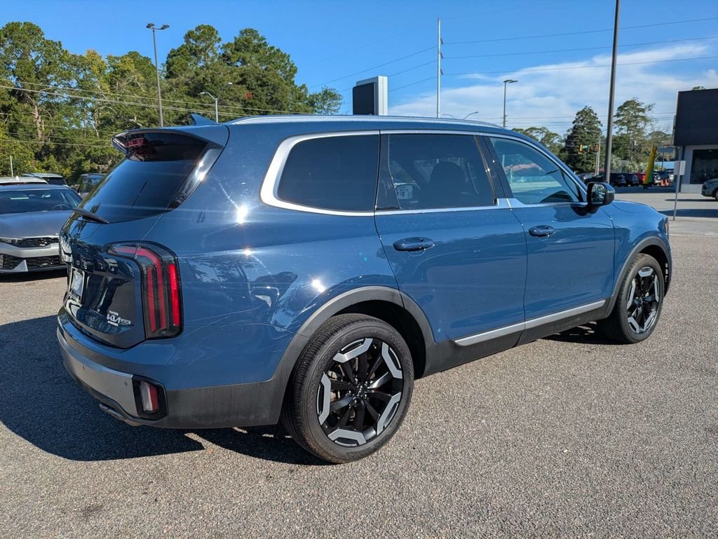 Used 2023 Black Kia EX image 4