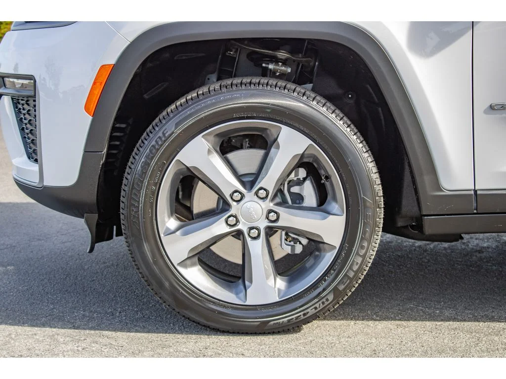 New 2026 Bright White Clear-Coat Exterior Paint Jeep Limited image 5