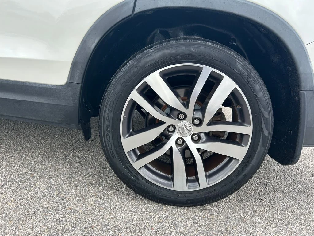 Used 2017  Honda Touring image 14