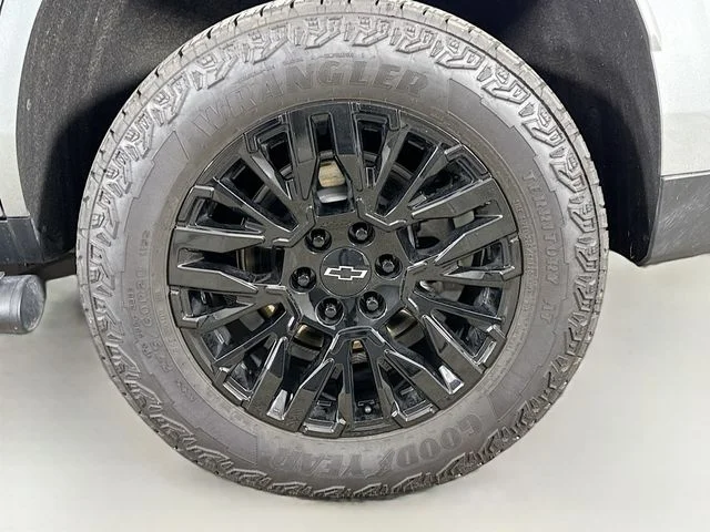 Used 2025 Gray Chevrolet Z71 image 34