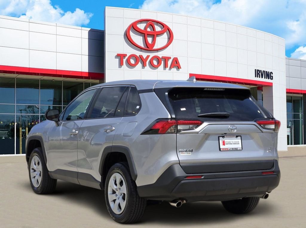 2024 Toyota RAV4 LE - Photo 3