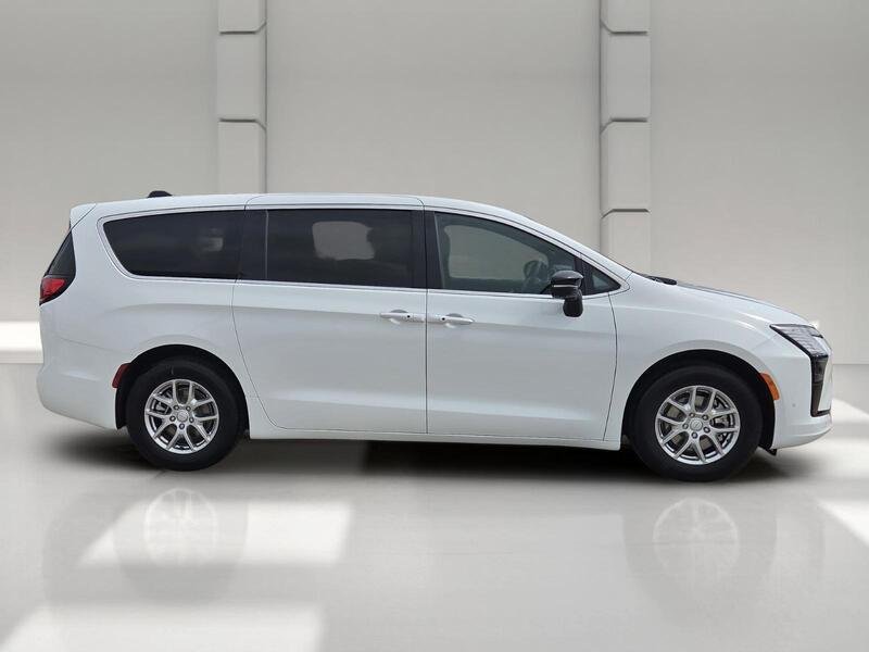 New 2027 Bright White Clear-Coat Exterior Paint Chrysler SELECT FWD image 6