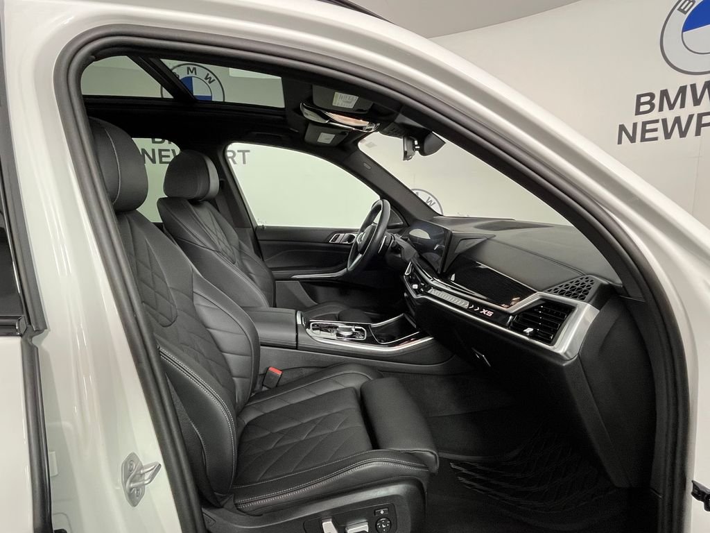 Used 2025 White BMW xDrive40i image 23