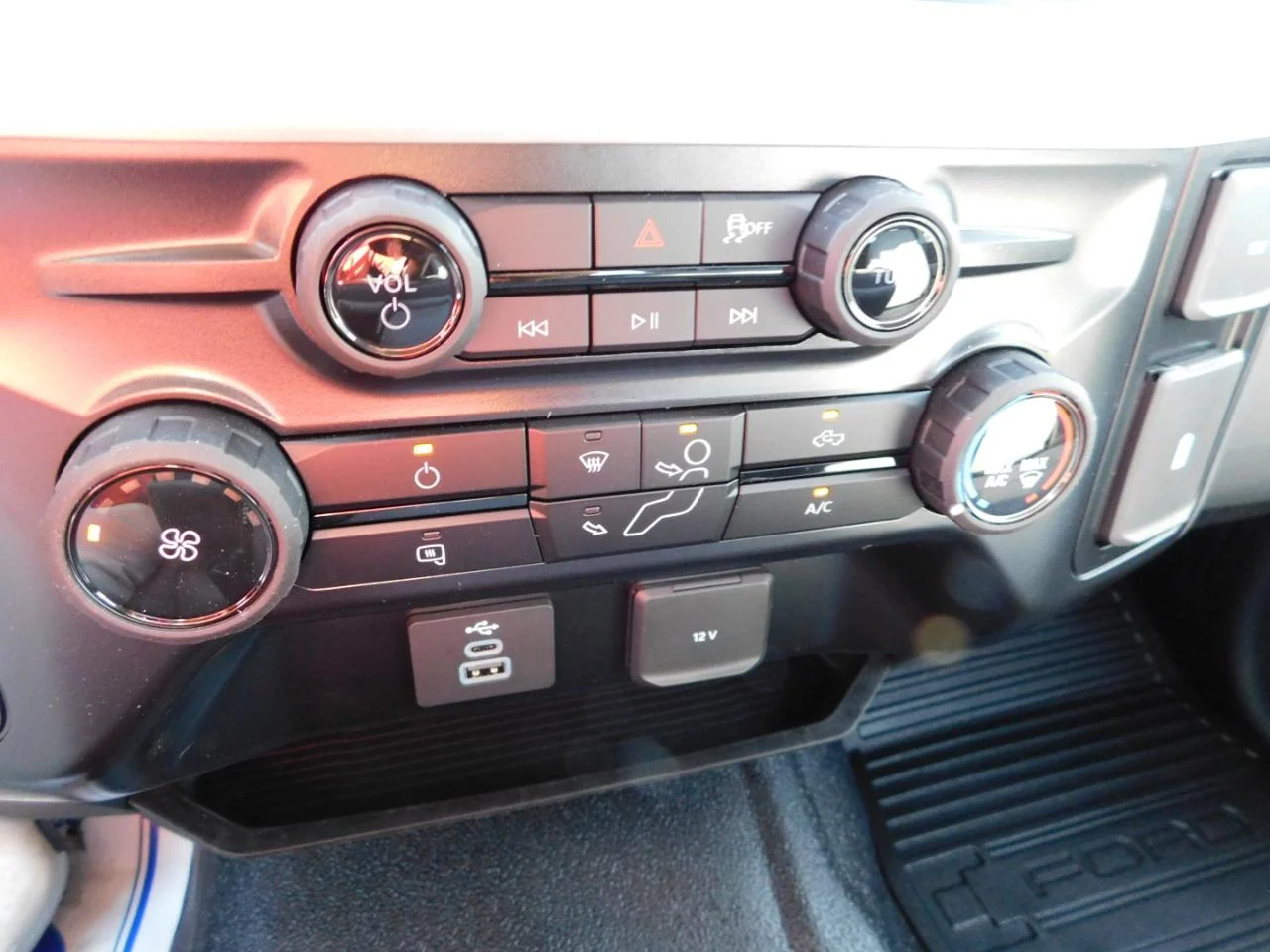 New 2025 Oxford White Ford F-450® XL image 26