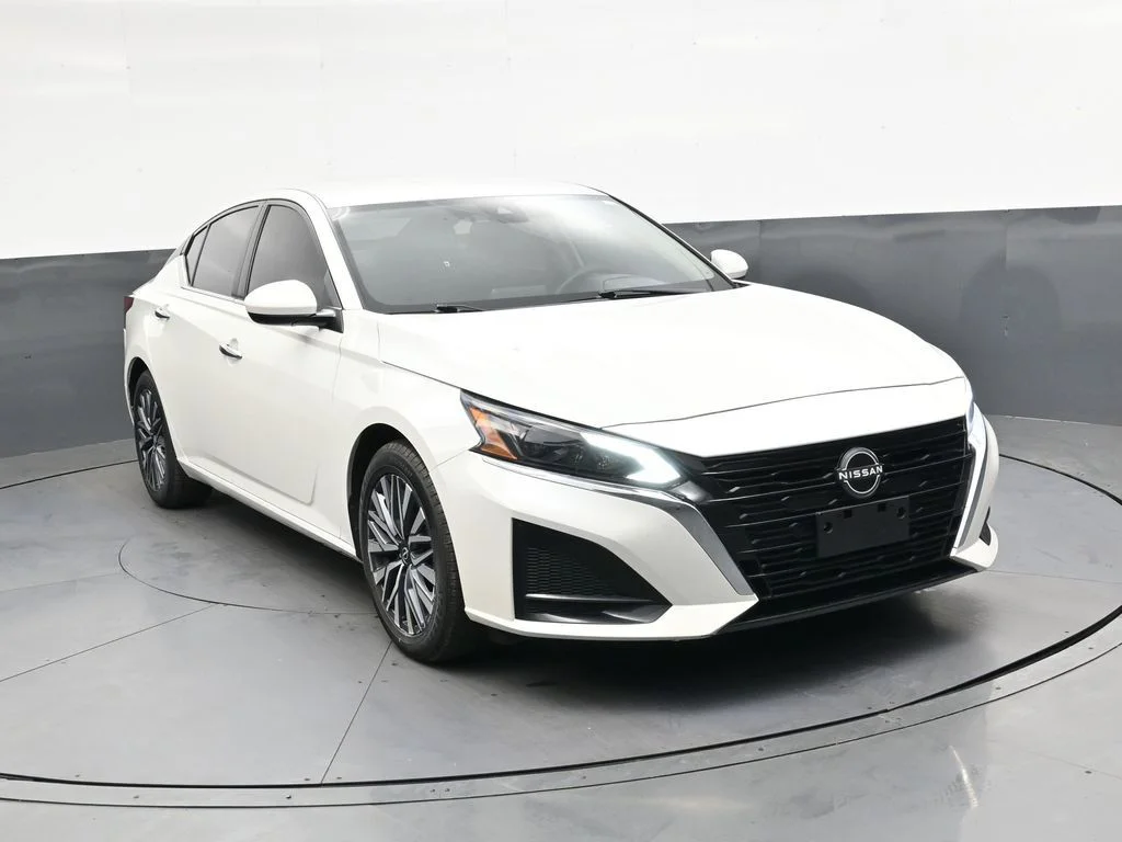 Used 2023 White Nissan 2.5 SV image 2