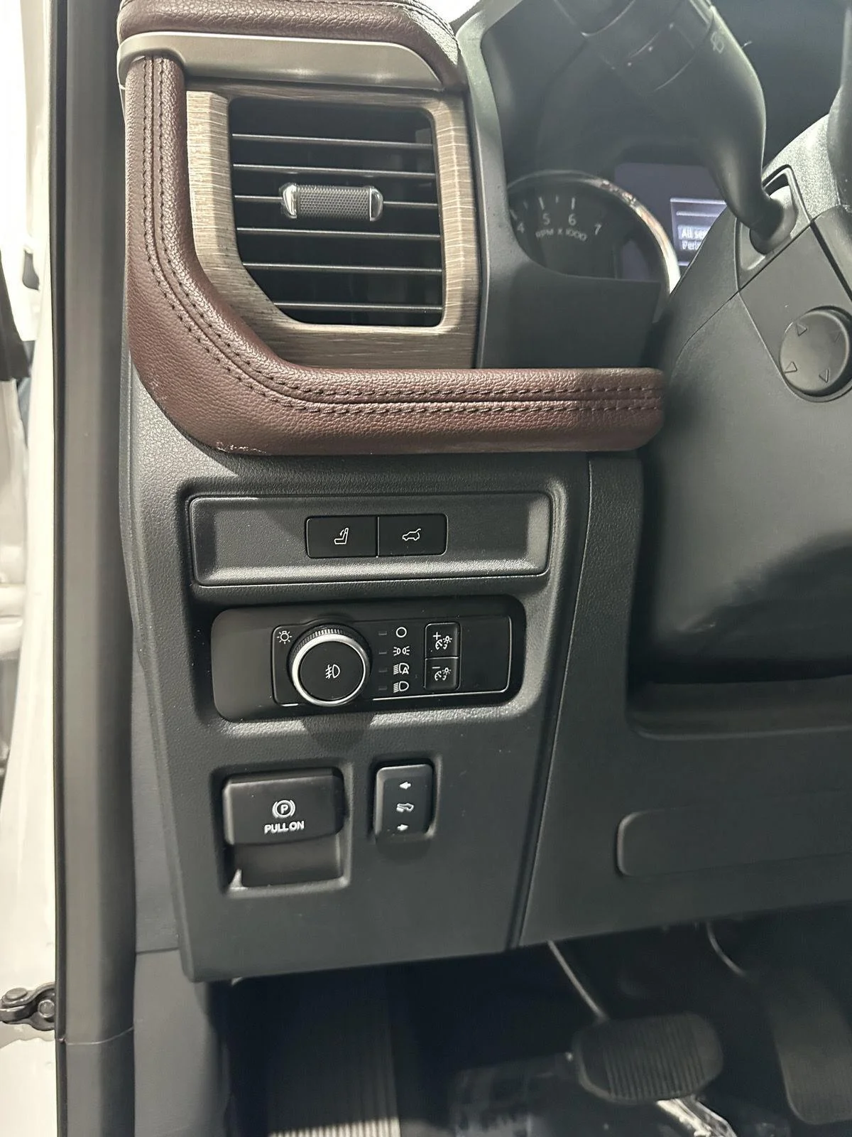 Used 2024 Oxford White Ford Limited image 19