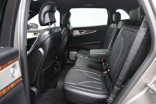 Used 2016 Luxe Metallic Lincoln Reserve image 23