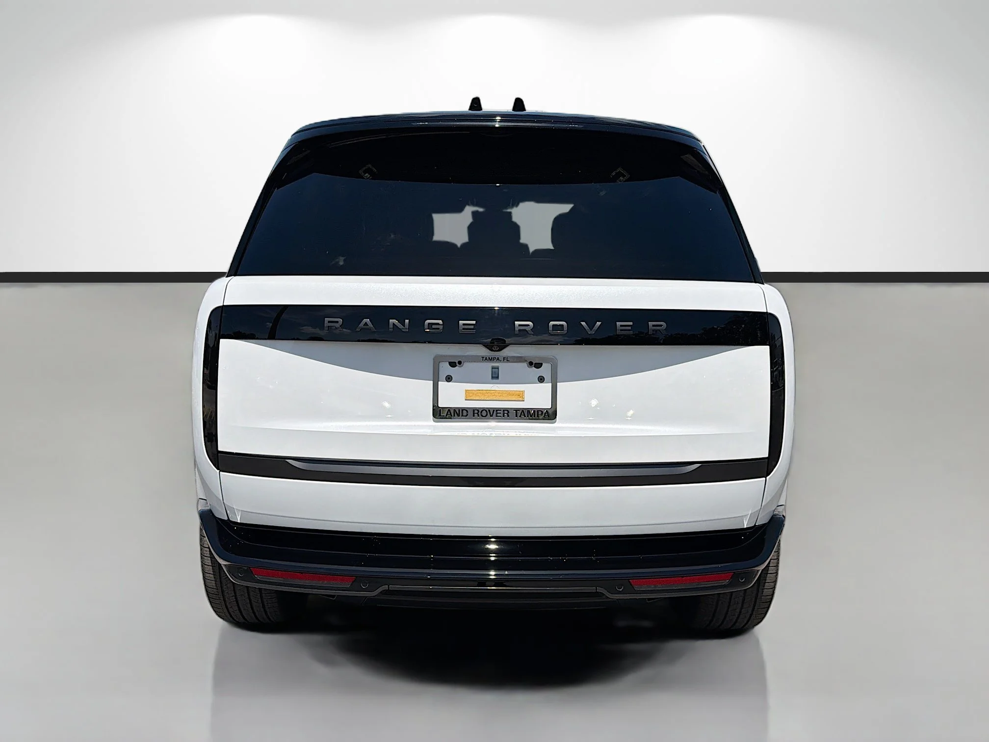 New 2026 Ostuni Pearl White Premium Metallic Land Rover SE image 4
