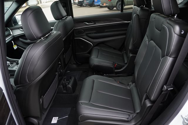 New 2026 Bright White Clear-Coat Exterior Paint Jeep Limited image 11