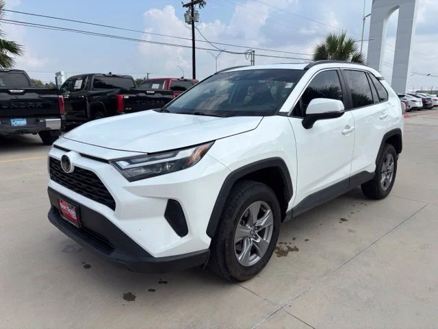 Used 2022 White Toyota XLE image 3