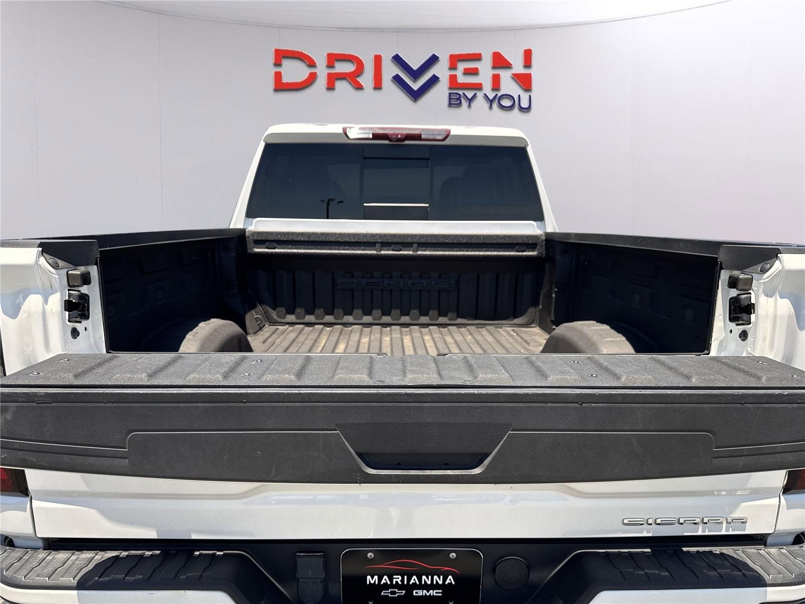 Used 2024 White Frost Tricoat GMC Denali Ultimate image 34