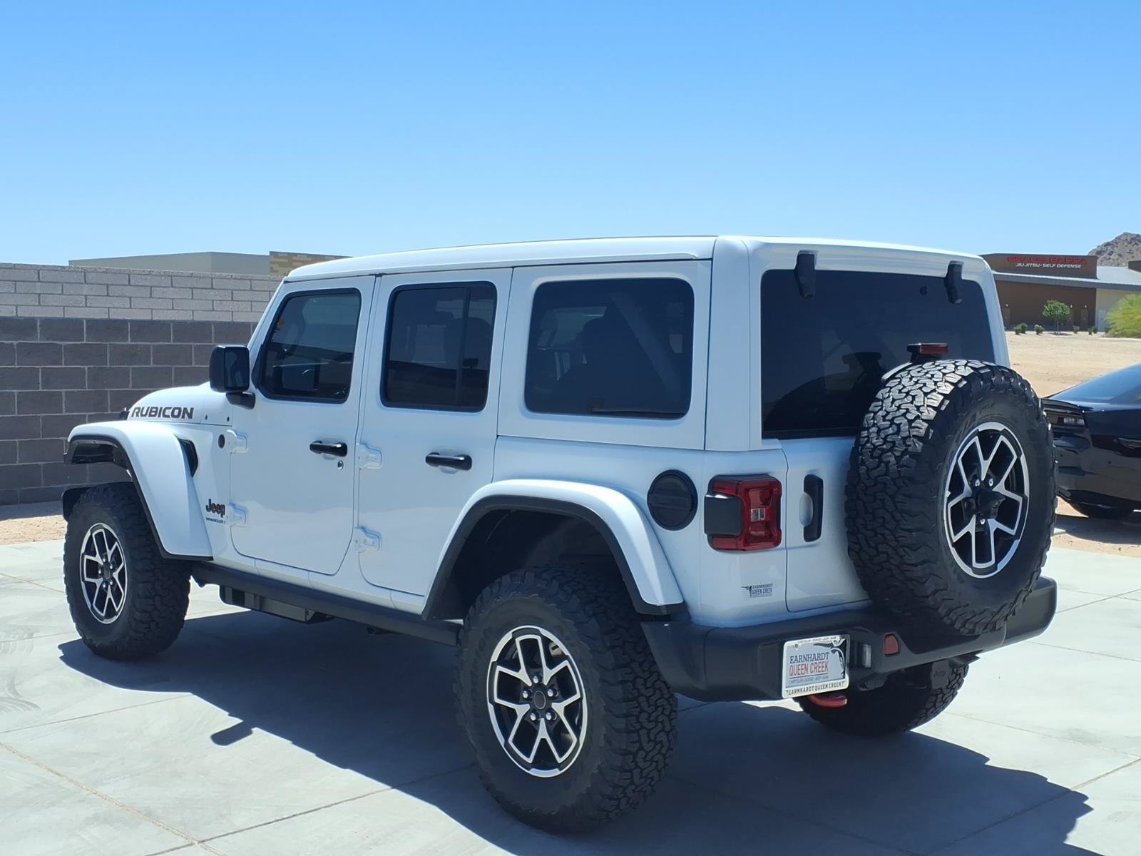 New 2026 Bright White Clear-Coat Exterior Paint Jeep Rubicon image 4