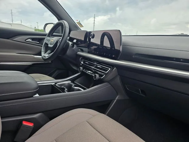 Used 2025 White Chevrolet LT image 22