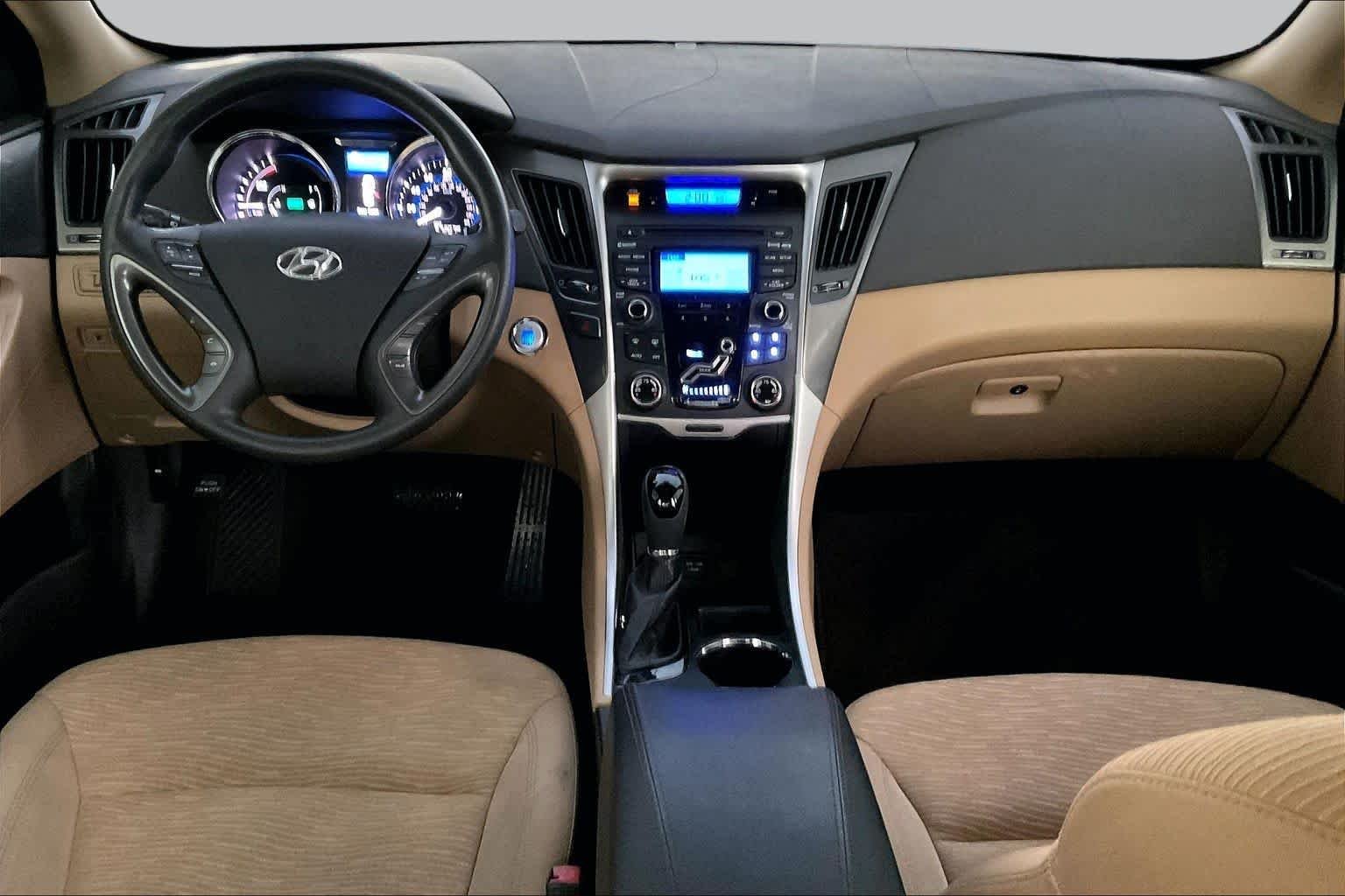 Used 2013 Porcelain White Pearl Hyundai  image 15