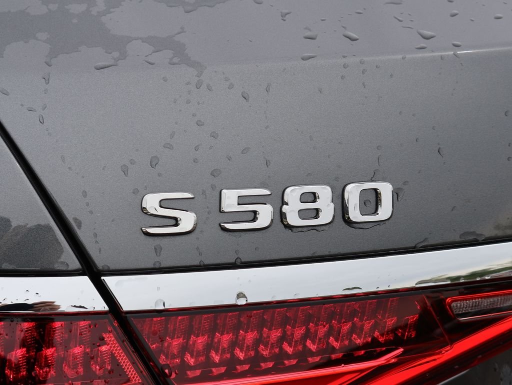 New 2026 MANUFAKTUR Graphite Metallic Mercedes-Benz S 580 image 8