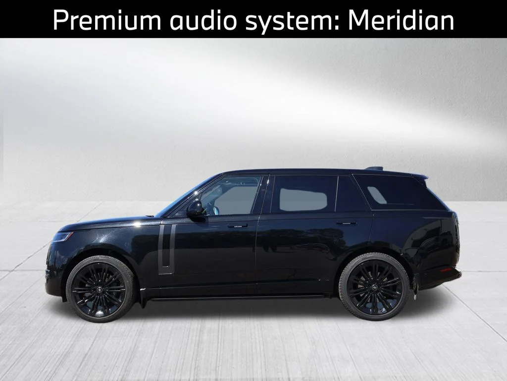 Used 2023  Land Rover SE image 5