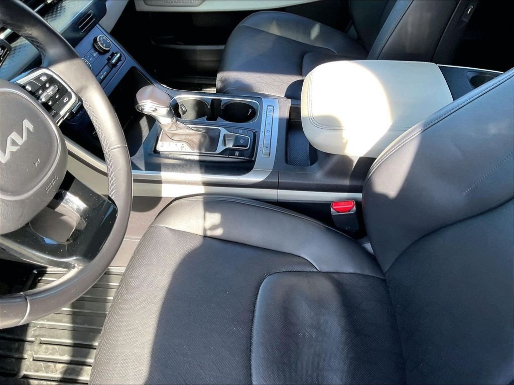 Used 2023 Silver Kia LX Seat Package image 21