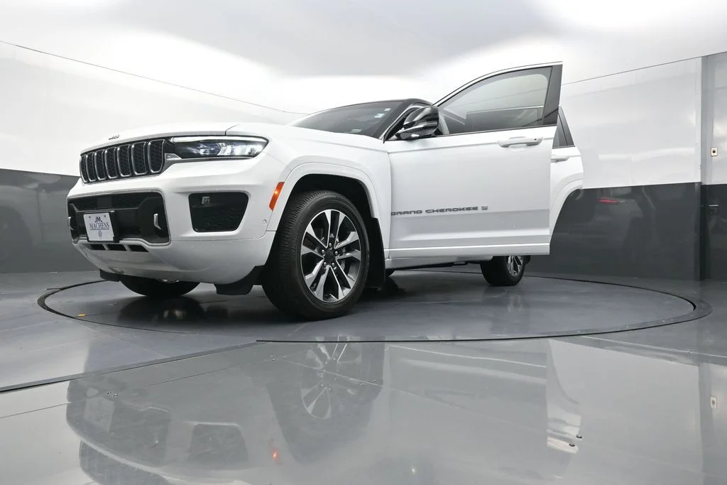 Used 2024 White Jeep Overland image 34