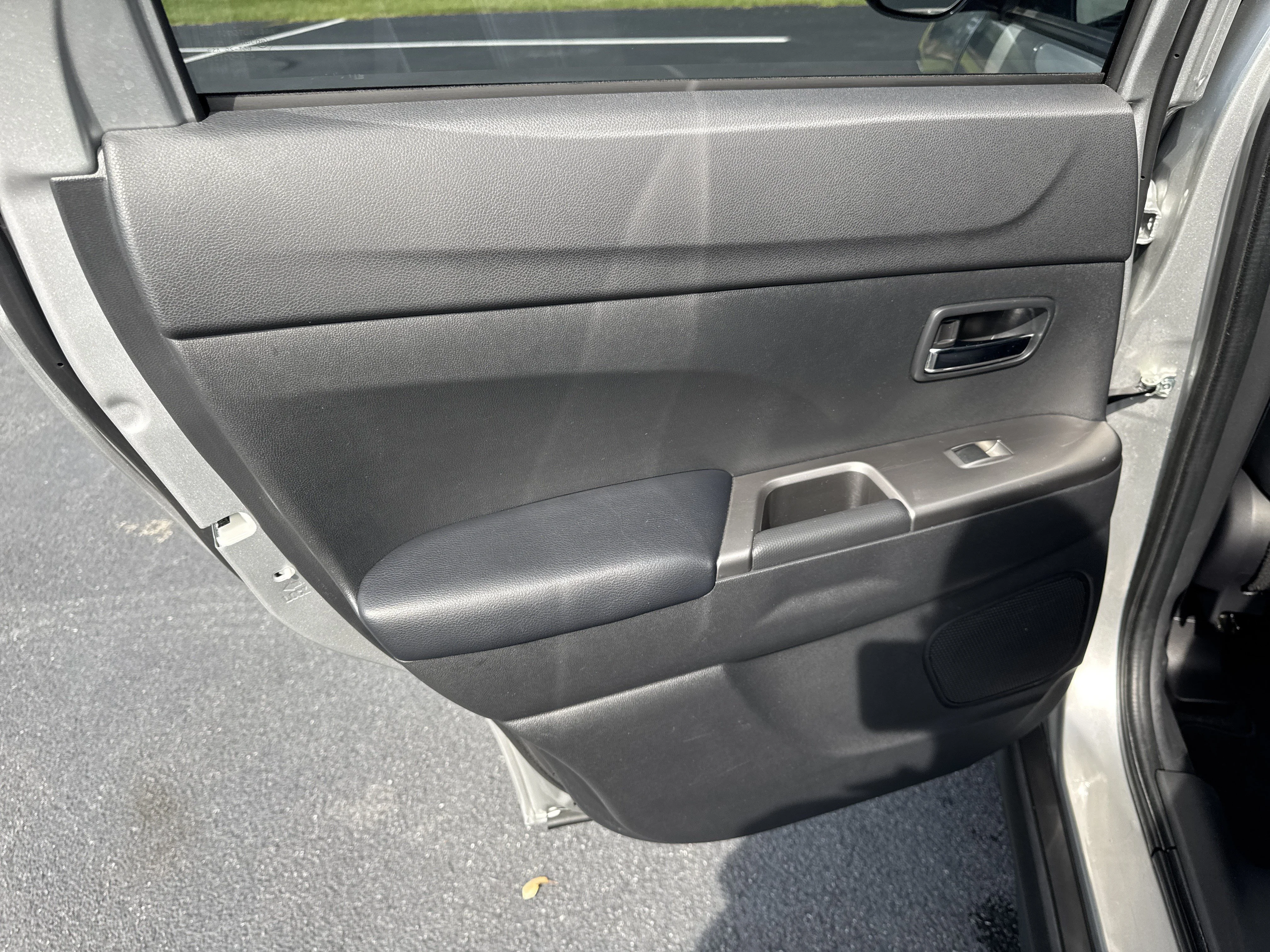 Used 2025  Mitsubishi 2.0 ES image 26