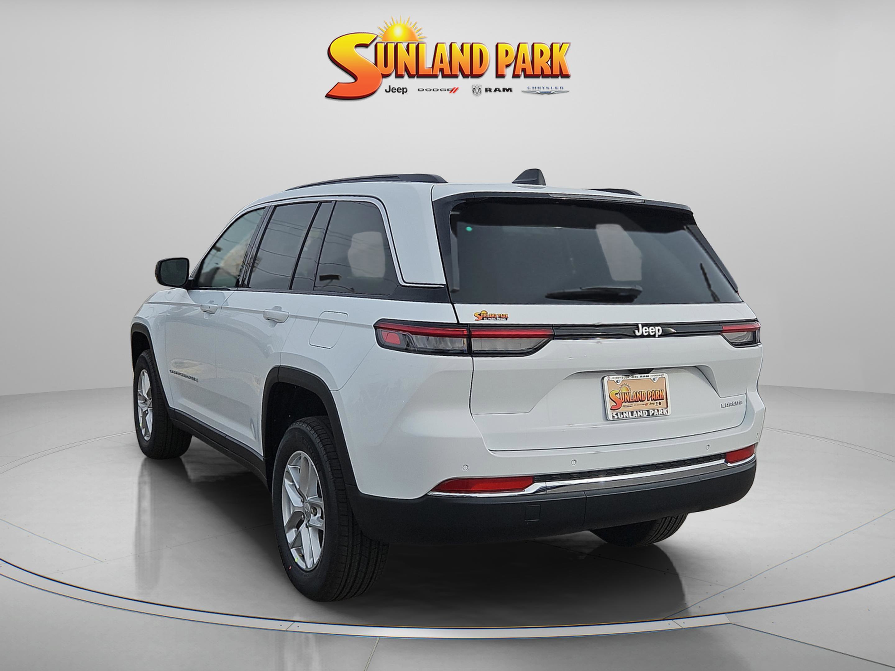 New 2025 Bright White Clear-Coat Exterior Paint Jeep Laredo image 4