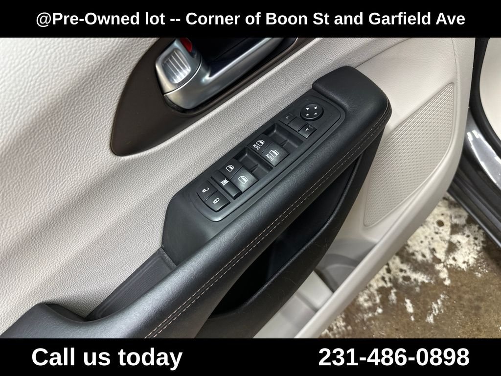Used 2018 Gray Chrysler Touring L image 16