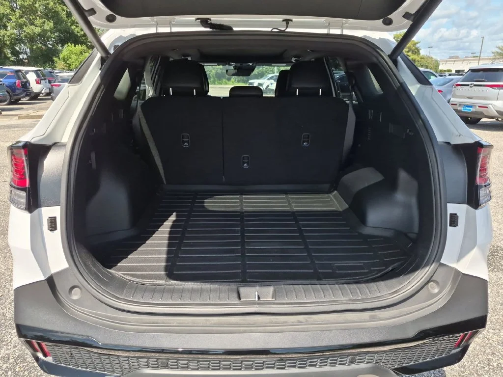 Used 2025 White Kia X-Line image 32