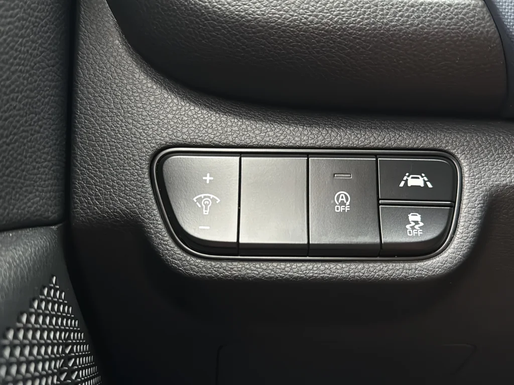 Used 2021 Snow White Pearl Kia S image 18