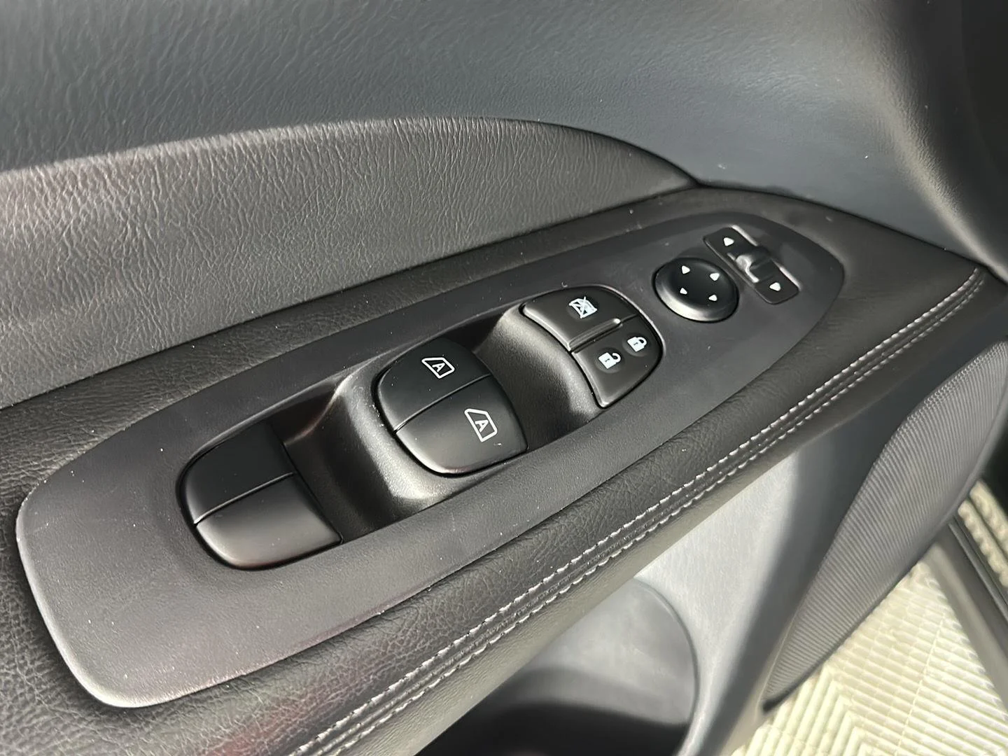 Used 2019 Midnight Pine Metallic Nissan SV image 8