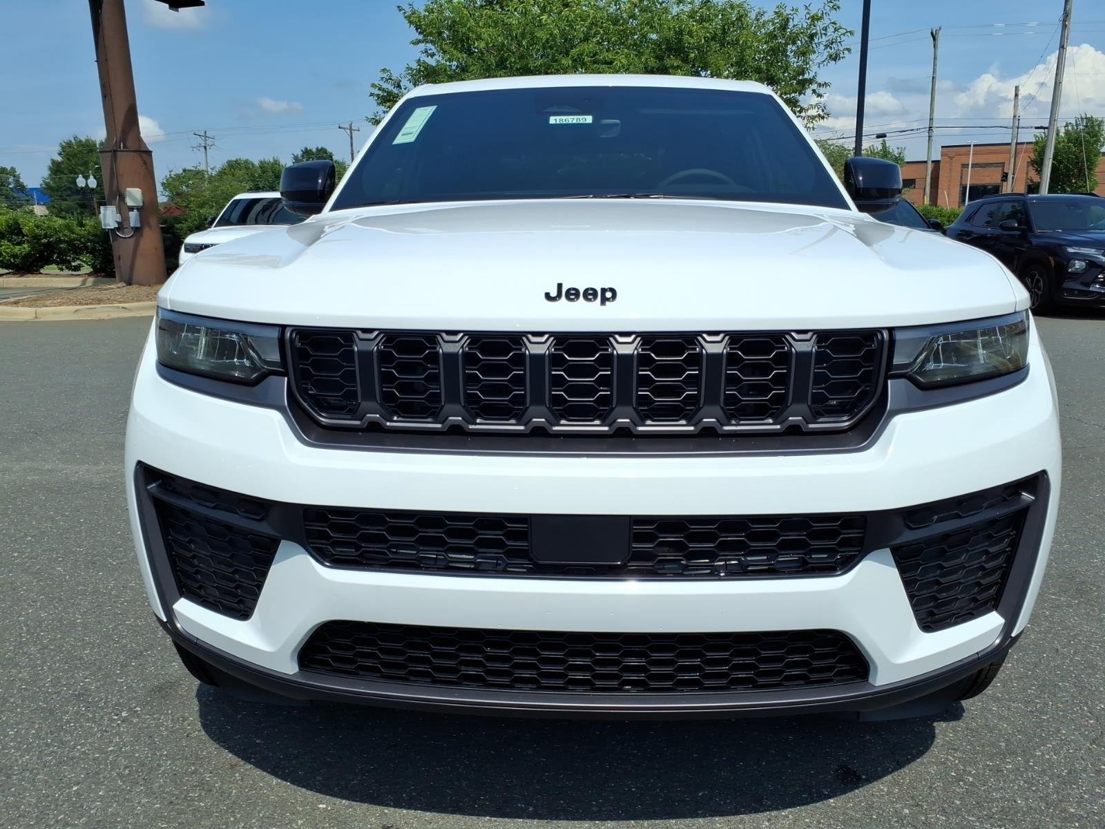 New 2026 Bright White Clear-Coat Exterior Paint Jeep Laredo Altitude image 13
