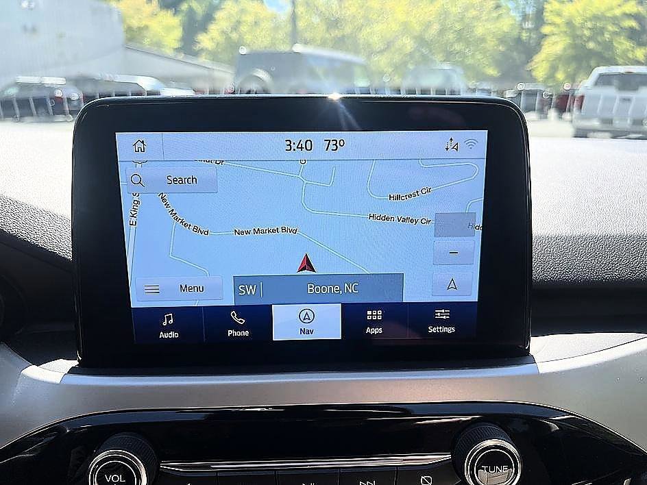 Used 2020 White Metallic Ford SE image 11