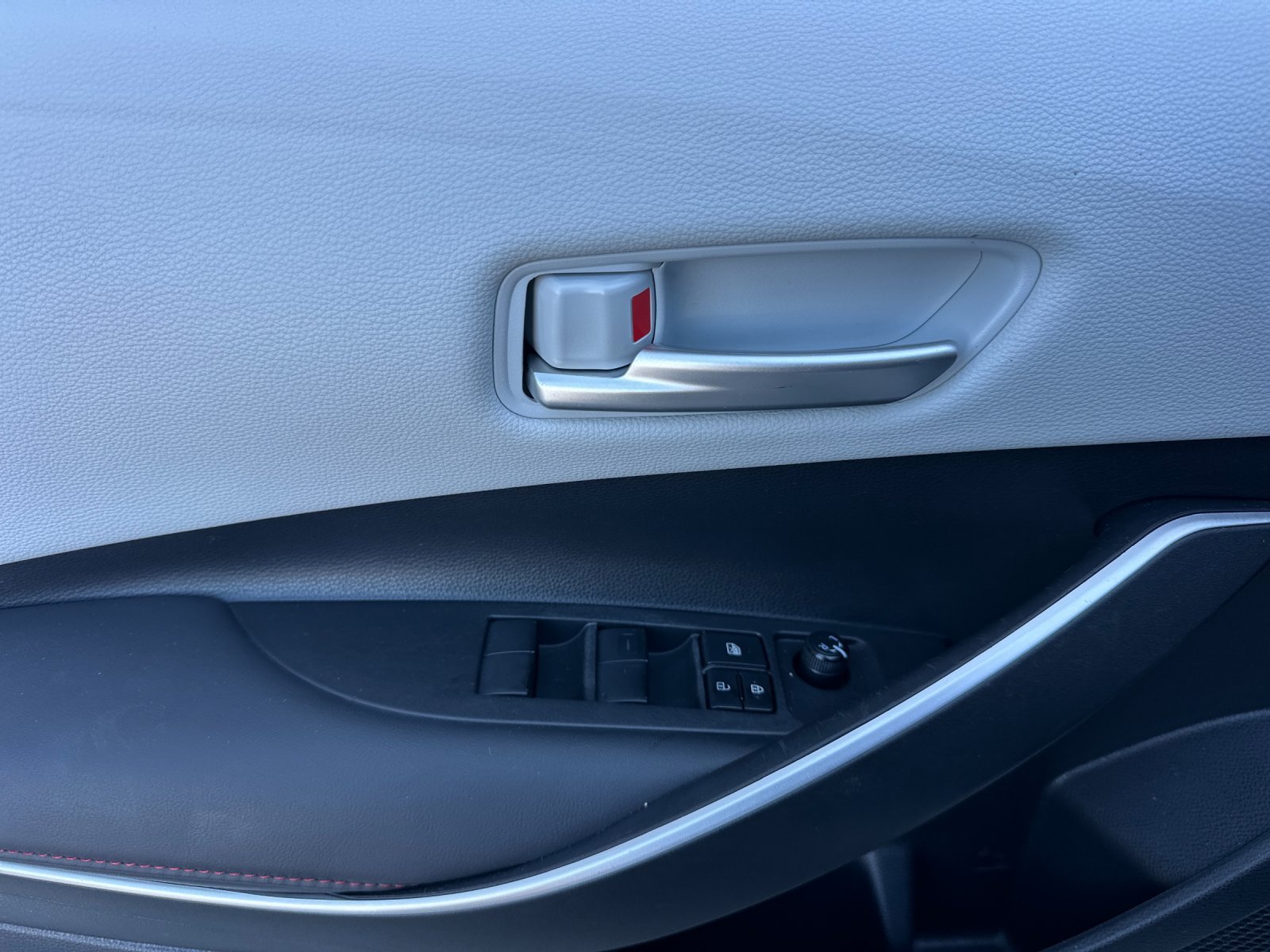 Used 2024 Pearl Toyota SE 4D Sedan image 11