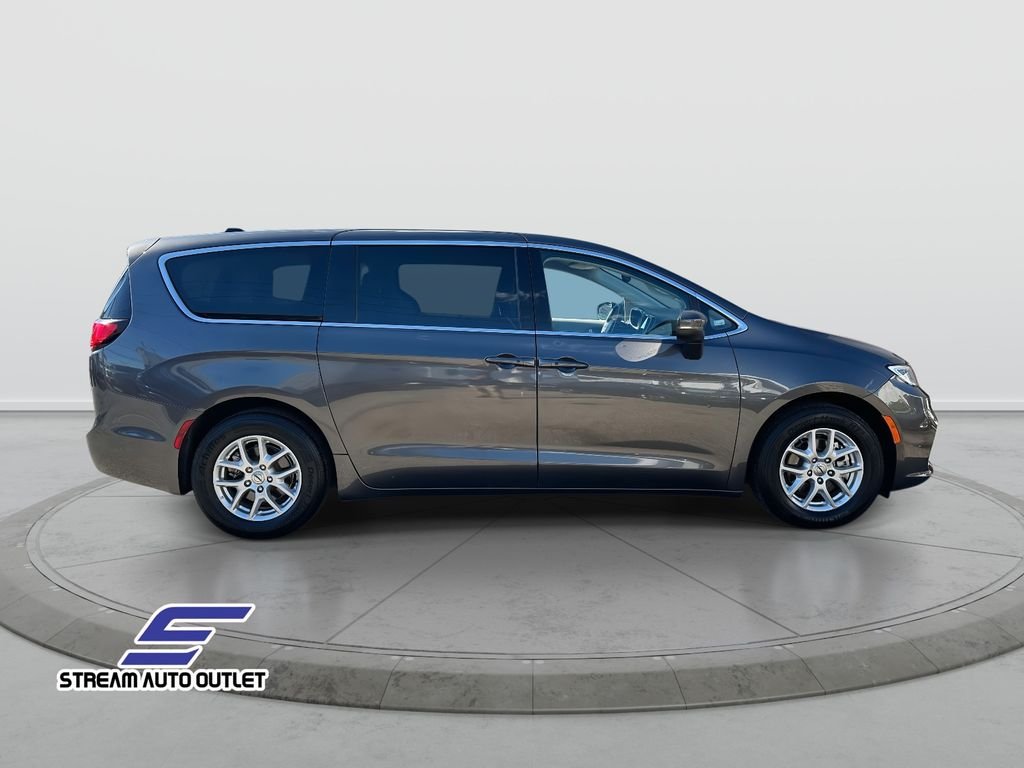 2023 Chrysler Pacifica Touring L photo 4