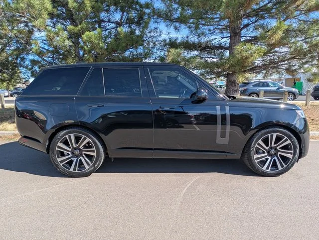 Used 2023  Land Rover SE image 2