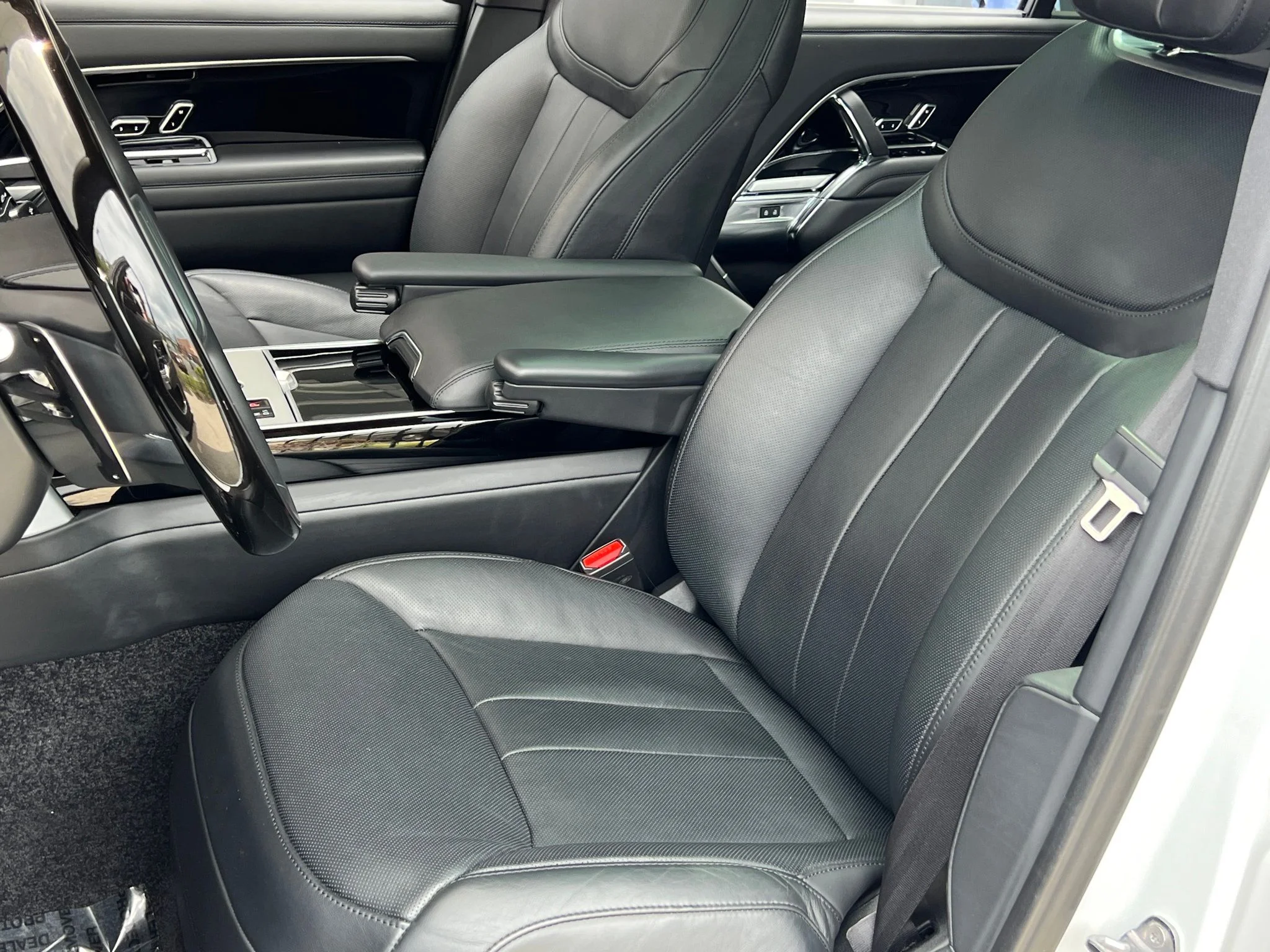 Used 2024 White Land Rover SE image 21